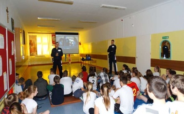 Ostrów Mazowiecka - Dwóch funkcjonariuszy policji z ostrowskiej komendy wspólnie