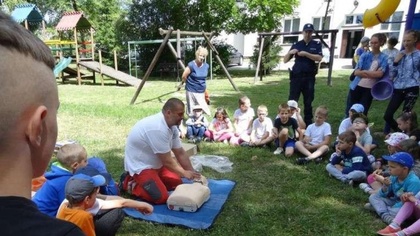 Ostrów Mazowiecka - Ostrowski policjant wspólnie z ratownikiem odwiedzili dzieci