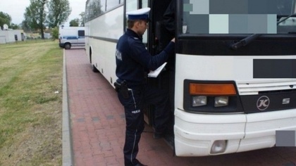 Ostrów Mazowiecka - Policjanci z wydziału ruchu drogowego Komendy Powiatowej Pol