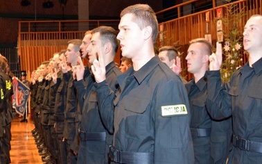 Ostrów Mazowiecka - 66 nowych policjantów zasiliło szeregi garnizonu mazowieckie