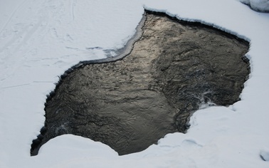 Ostrów Mazowiecka - Wchodzenie na zamarznięte zbiorniki wodne zawsze jest ryzyko