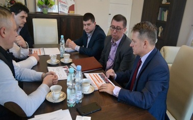 Ostrów Mazowiecka - Burmistrza Jerzego Bauera odwiedzili w ubiegłą środę przedst