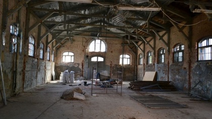 Ostrów Mazowiecka - Budynek Jatek przechodzi renowację. Widać już pierwsze efekt