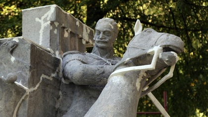 Ostrów Mazowiecka - Trwają prace konserwatorskie pomników znajdujących się przy 