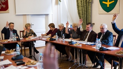 Ostrów Mazowiecka - Trwa sesja rady miasta. Radni po raz kolejny obradują nad zm