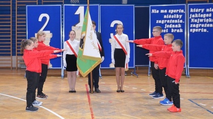 Ostrów Mazowiecka - 13 dziewczynek i 14 chłopców rozwija się sportowo w Szkole P