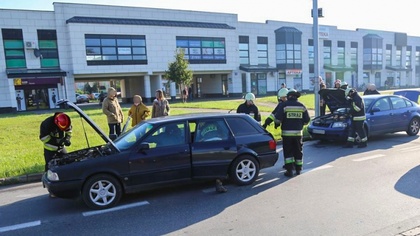 Ostrów Mazowiecka - Kobieta kierująca volkswagenem na tablicach z powiatu ostrow