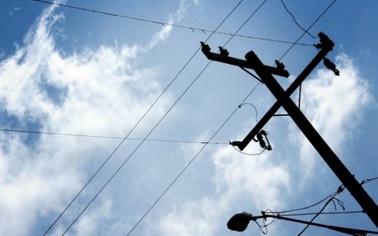 Ostrów Mazowiecka - Od samego rana ekipy pogotowia energetycznego lokalizują i n