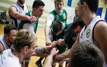 Ostrów Mazowiecka - Koszykarze ostrowskiego Sokoła odnieśli ważne zwycięstwo w z