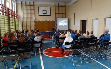 Ostrów Mazowiecka - Młodszy aspirant Marek Kaczmarczyk spotkał się z uczniami kl