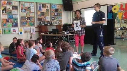 Ostrów Mazowiecka - Ostrowski policjant i przedstawicielka Powiatowej Stacji San