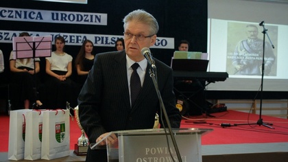 Ostrów Mazowiecka - Starosta ostrowski, włączając się w obchody Roku Marszałka J