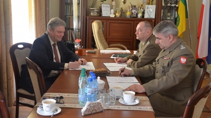 Ostrów Mazowiecka - Starosta ostrowski podpisał porozumienie z Jednostką Wojskow