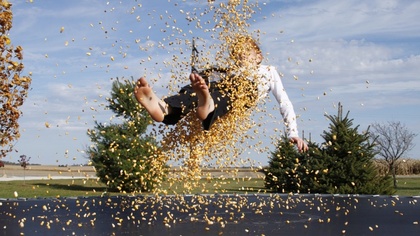 Ostrów Mazowiecka - Młody chłopak podczas zabawy spadł z trampoliny w Prostyni (