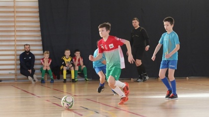 Ostrów Mazowiecka - Piłkarze UKS AP Ostrów Mazowiecka prowadzeni przez trenera Ł