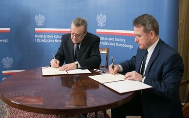 Ostrów Mazowiecka - Burmistrz Jerzy Bauer i minister kultury Piotr Gliński podpi