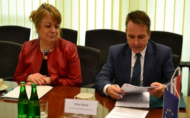 Ostrów Mazowiecka - Burmistrz Jerzy Bauer podpisał umowę o dofinansowanie projek