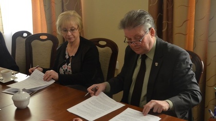 Ostrów Mazowiecka - Powiat ostrowski podpisał umowę z firmą na realizację inwest