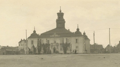 Ostrów Mazowiecka - Budynek ostrowskiego urzędu miasta przy ul. 3 Maja 66 wybudo