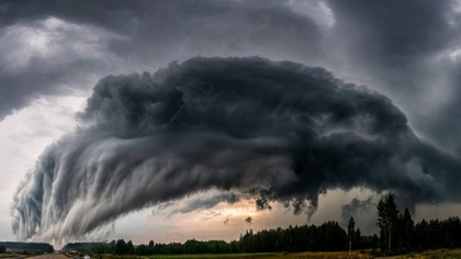 Ostrów Mazowiecka - Niezwykle efektowny wał szkwałowy zarejestrował w swoim obie