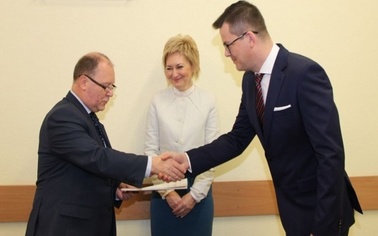 Ostrów Mazowiecka - Wojewoda Zdzisław Sipiera wręczył Andrzejowi Sosnowskiemu po