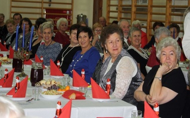 Ostrów Mazowiecka - Na wigilijnym spotkaniu Uniwersytetu Trzeciego Wieku spotkal