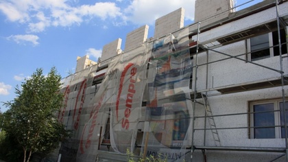 Ostrów Mazowiecka - Trwają prace przy nadbudowie budynków mieszkalnych przy ul. 