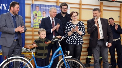 Ostrów Mazowiecka - Uczniowie z Czerwonki spotkali się z policjantami i strażaka