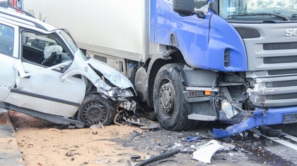 Ostrów Mazowiecka - Kierowca i pasażerka opla zostali zabrani do szpitala na sku