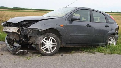 Ostrów Mazowiecka - Kierowca osobowego forda, 63-latek wjechał pojazdem do przyd