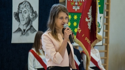 Ostrów Mazowiecka - Młodzież z ostrowskiego liceum pożegnała szkolne mury na okr