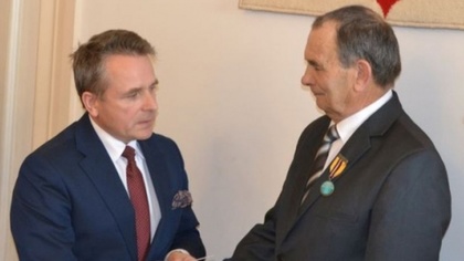 Ostrów Mazowiecka - Z rąk burmistrza Jerzego Bauera, podczas ostatnich obrad ses