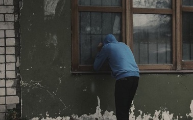 Ostrów Mazowiecka - Policja apeluje o czujność wobec podejrzanych osób, które kr